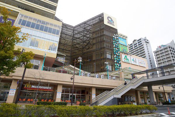 大型ショッピング施設「あまがさきキューズモール」は約130m（徒歩2分）。		