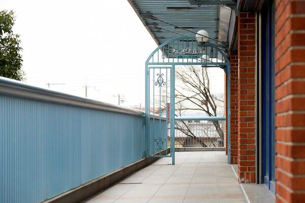 レンガ調の壁面とアーチ状のゲートがお洒落なイーストアプローチ。