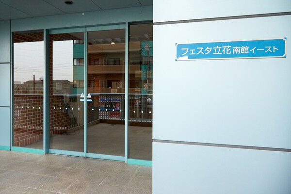 ペデストリアンデッキが繋がる2階にあるイーストエントランス。