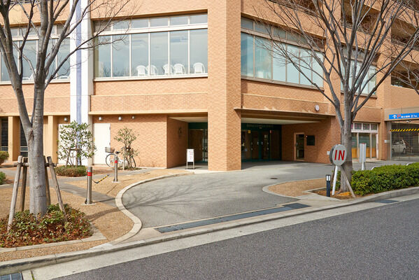 ゆるやかにカーブしたアプローチを経て、植栽が囲むエントランスへ。		