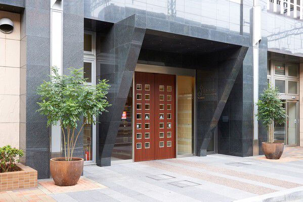 大判のタイル貼りの足元が、気品を漂わせるアプローチ。