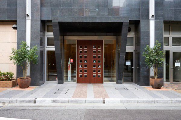 荘厳ささえ感じさせる、レトロモダンな佇まいのエントランス。