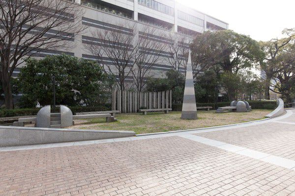 敷地内にはユニークなモニュメントが並ぶ、憩いのスポットがあります。		