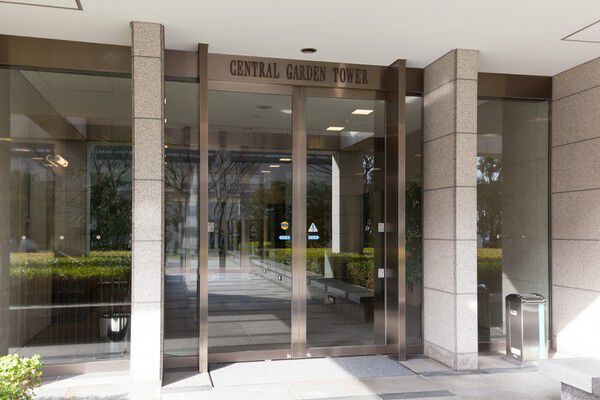 シンプルなエントランス。先には2つのエントランスホールを設置。	