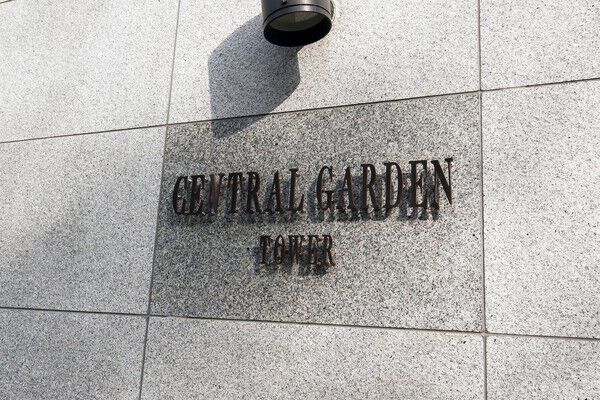 スタイリッシュな壁面に配されたロゴ。夜は幻想的に浮かび上がります。		