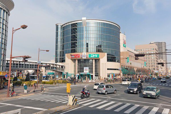 駅直結のショッピングモール「フレンテ西宮」は約480m（徒歩6分）。		