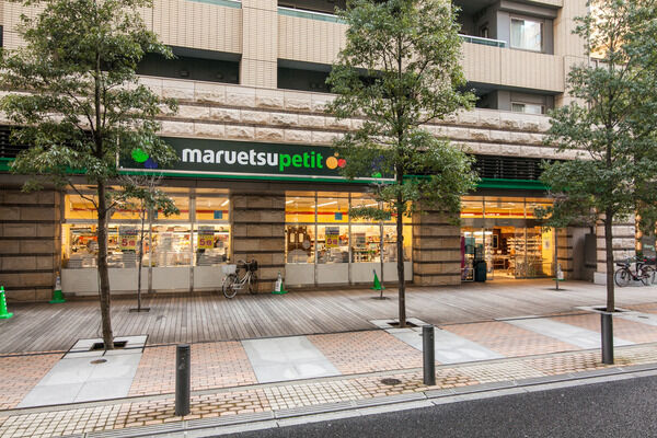 お買い物に便利な「マルエツプチ芝四丁目店」まで約1,600m(徒歩20分)。		 お買い物に便利な「マルエツプチ芝四丁目店」まで約1,600m(徒歩20分)。