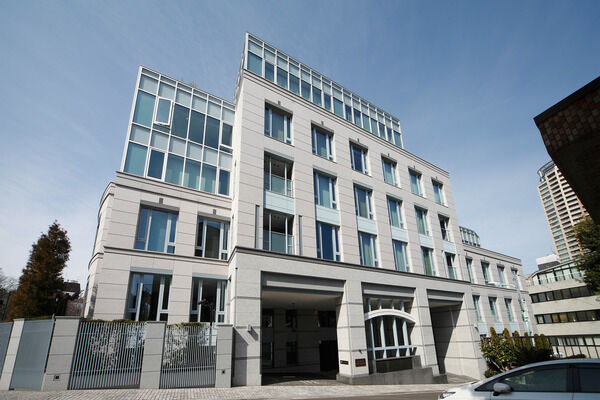 【パークマンション三田日向坂】透き通るような繊細なガラスのカーテンウォールが先進的なイメージを与えます。