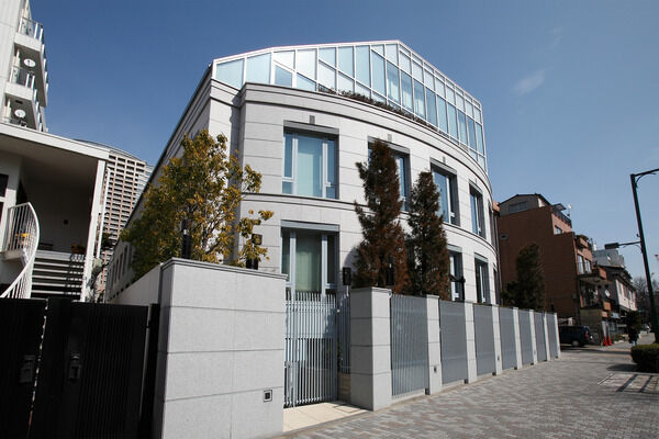 【パークマンション三田日向坂】南面に緩やかな弧を描く特徴的な佇まい。