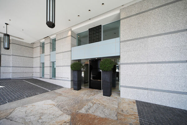 車の送迎にも便利なポーチ。高さ約4.7mの吹き抜けで優雅な風格が漂います。