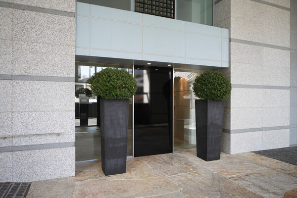 ホテルライクなエントランス。大判御影の石畳が扉の先へと足元を誘導します。