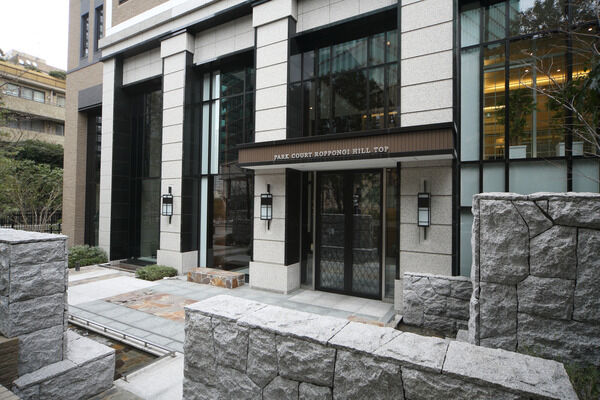 ガーデンエントランス。天然御影石を素材に用いた優雅かつ堂々としたな門構えです。