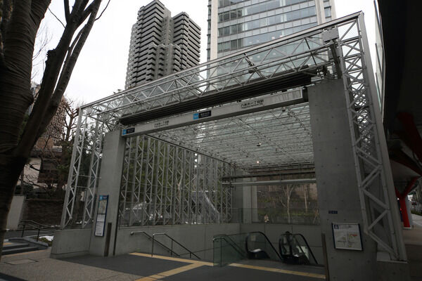 東京メトロ南北線「六本木一丁目」駅は、徒歩3分。 東京メトロ南北線「六本木一丁目」駅は、徒歩3分。
