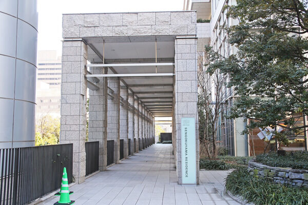 HILLSに一歩入れば、そこには都市生活の醍醐味が凝縮されています。		 HILLSに一歩入れば、そこには都市生活の醍醐味が凝縮されています。