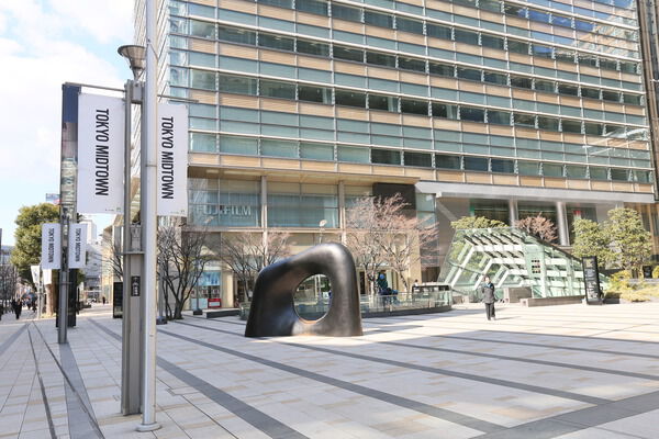 多様な施設から構成されている「東京ミッドタウン」まで約1200m(徒歩15分)。		 多様な施設から構成されている「東京ミッドタウン」まで約1200m(徒歩15分)。