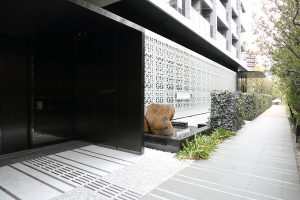 先進の意匠を感じさせるアプローチが、プライベート空間へと誘います。