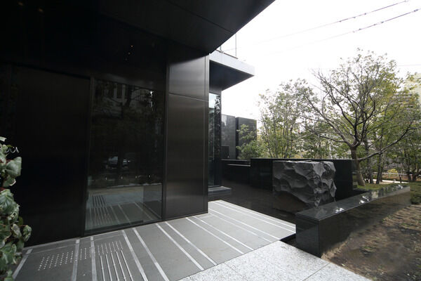 洗練されたエントランス。扉の先にはドラマティックな空間が広がります。