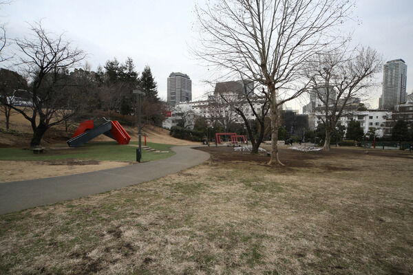 東京ミッドタウンに隣接する「檜町公園」は約400m(徒歩5分)。 東京ミッドタウンに隣接する「檜町公園」は約400m(徒歩5分)。