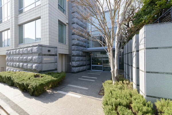 通りからさりげなくいざなう、おしゃれなアプローチ。