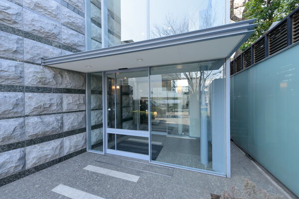 モダンなエントランスに、石のアクセント壁がマッチ。		