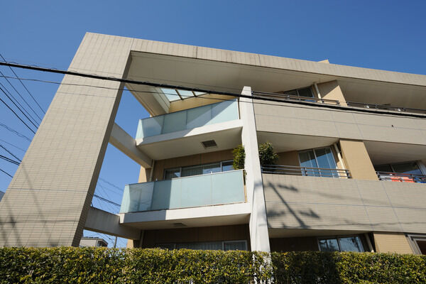 【ザ・コート代々木上原】コンセプトは「自然体の美」。眺める角度や光により、表情が変化します。 【ザ・コート代々木上原】コンセプトは「自然体の美」。眺める角度や光により、表情が変化します。