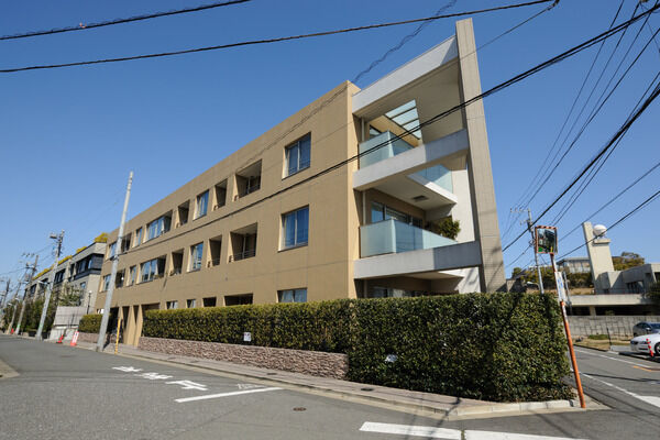 【ザ・コート代々木上原】開放的な南向きの角地に建つ3階建て。全25邸のレジデンス。		 【ザ・コート代々木上原】開放的な南向きの角地に建つ3階建て。全25邸のレジデンス。