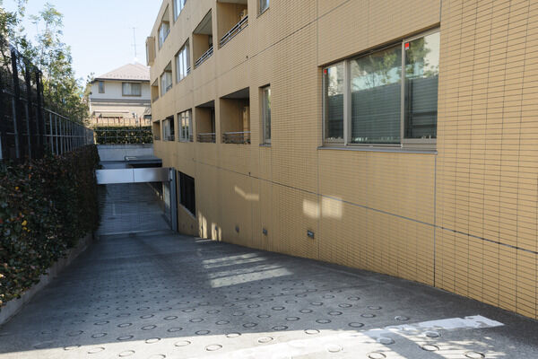 シャッターゲートを設置した22台収容の駐車場入口。