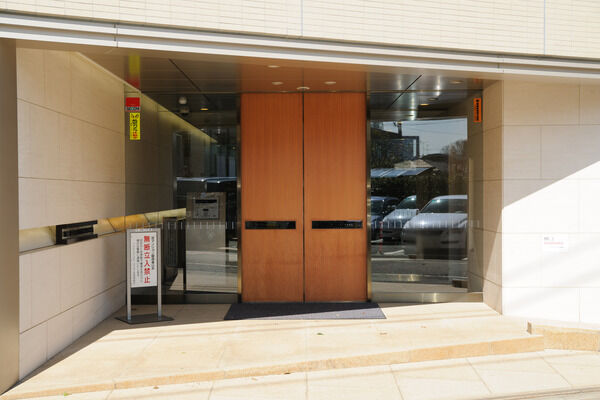 御影石を敷き詰めたエントランスが、至福の空間へと導きます。		