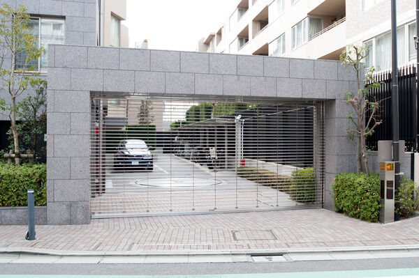 リングシャッターが備わる21台収容の駐車場入口。