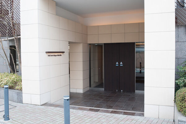 扉の向こうへ導くために、奥行きを感じられるように描いたスクエアな意匠。