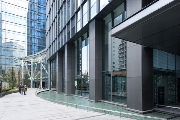 情緒ある石垣に、水盤で表現したアクアアプローチは自然体で寛ぐ空間を実現。		