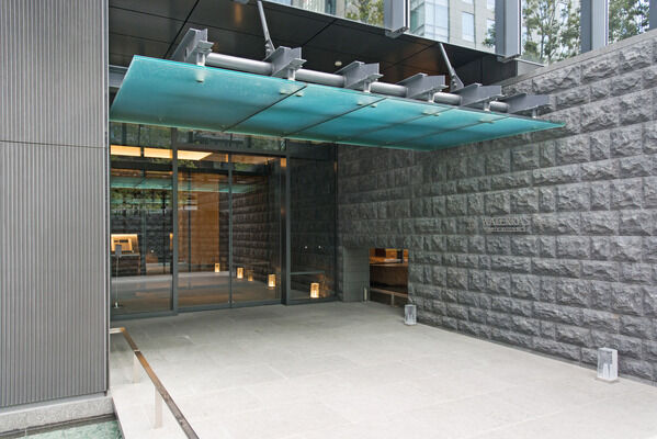 メインエントランスを抜けると、静寂の空間ウェルカムラウンジが住まう方を迎えます。