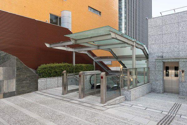 居住エリアへはエスカレーターが設置されています。		 居住エリアへはエスカレーターが設置されています。