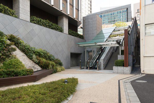 マンションの前は見通しがよく、防犯にも配慮がなされています。		 マンションの前は見通しがよく、防犯にも配慮がなされています。