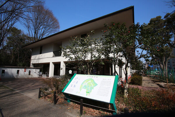 豊かな自然が広がる「国立自然教育園」は、約1,900m（徒歩24分）。