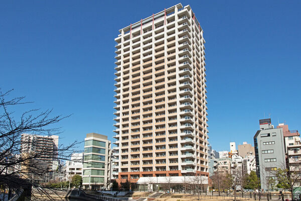 【プラウドタワー東五反田】アースカラーを基調とした外観の色彩と質感で街並みとの融合を図っています。		