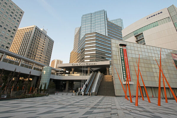 多彩なショップに医療施設も揃う「ゲートシティ」まで約1,000m（徒歩13分）。