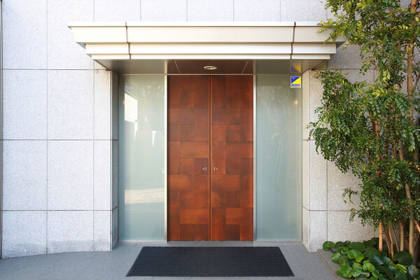 赤茶色の扉がラグジュアリー感を漂わせる。