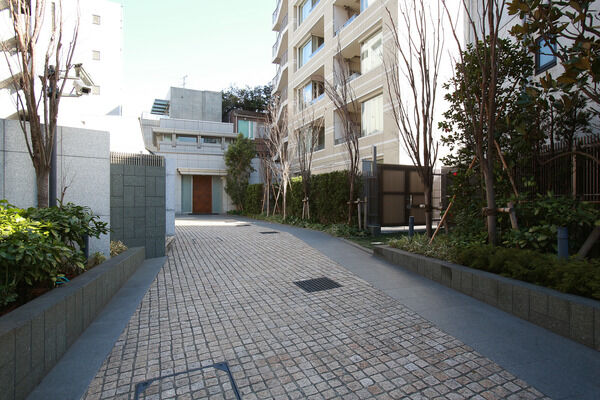 石畳の長いスロープの先に待ち受けるエントランス。