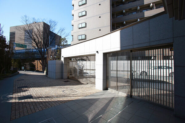 シャッターの奥には12台分の駐車場を用意。