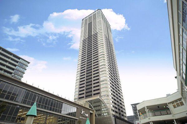 【ザ千里タワー】モノトーンカラーのホテルライクな外観が印象的の住まい。		