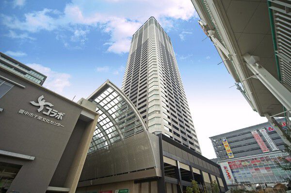【ザ千里タワー】低層階にはスーパーなどの店舗が入っており、生活の利便性を高めています。		