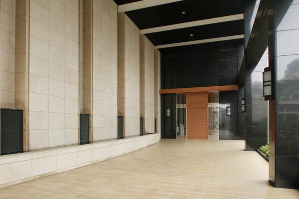 住まう人に誇りをもたらす格調高いエントランスアプローチ。		