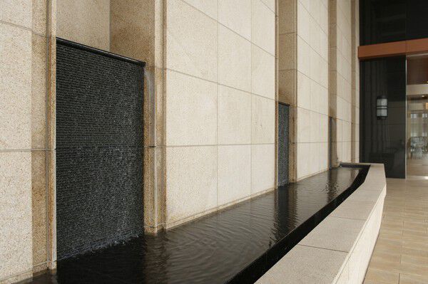 訪れる人の心を癒す石と水のハーモニー。		