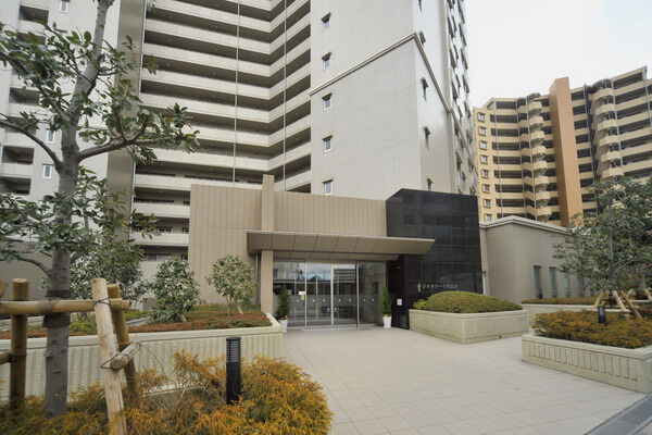 石と緑が織り成すニュートラルな美しさ。品位が際立つアプローチ。		