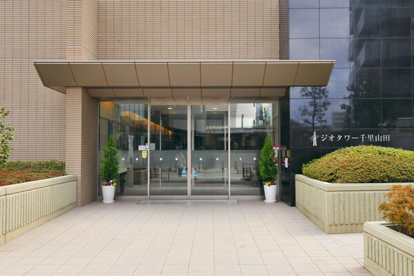 壁面に贅沢に大理石を用いた、素材で魅せるエントランス。		