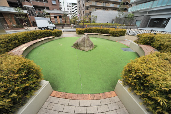 プレイロットにはベンチを設置し、憩いの場としても活用できるレストスペースを確保。