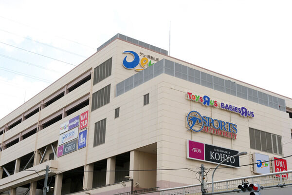 「デュー阪急山田」は、約100m（徒歩2分）。		