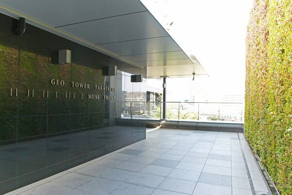 エントランスへのアプローチ回廊には緑のキャノピーをかけ居住者へ潤いを。