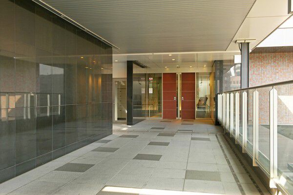 3階のフロントエントランスは駅直結の歩行者専用デッキにつながります。		